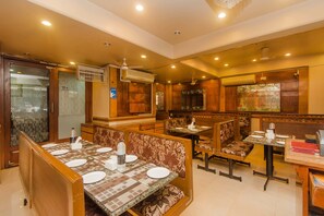 Breakfast, lunch, dinner and brunch served - Hotel Mina International (Mumbai)