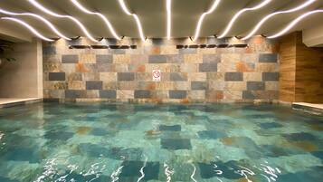 4 piscinas internas, piscina externa sazonal, guarda-sóis