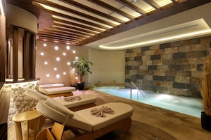 4 piscinas techadas, una piscina al aire libre de temporada, sombrillas