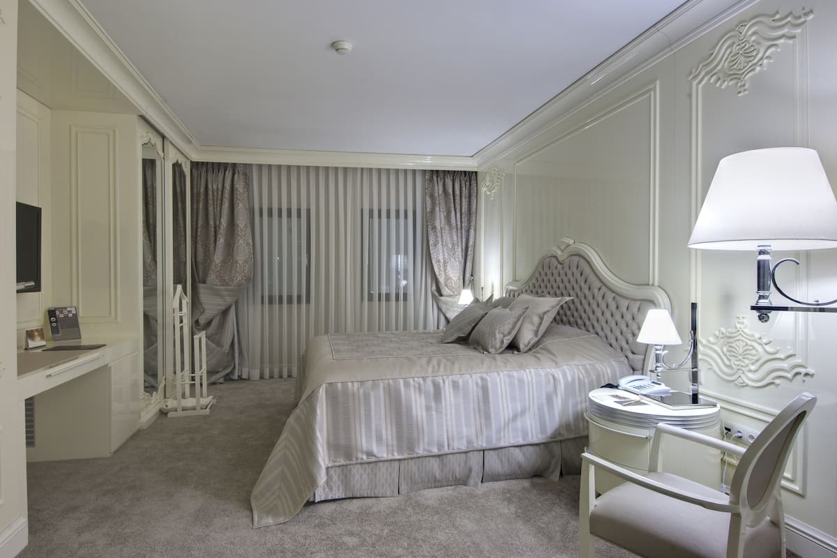 Presidentiële suite | Luxe beddengoed, donsdekens, een minibar met enkele gratis items