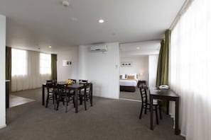 Appartement, 2 chambres | Coin cuisine privé | Réfrigérateur, micro-ondes, four, plaque de cuisson