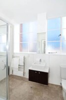 Ducha, artículos de tocador gratuitos, secador de pelo, toallas