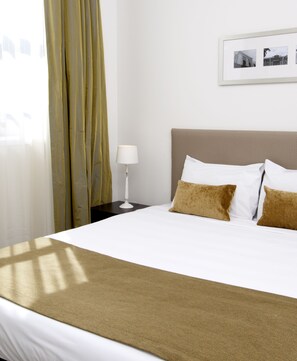 Bureau, fer et planche à repasser, lits bébé (en supplément)