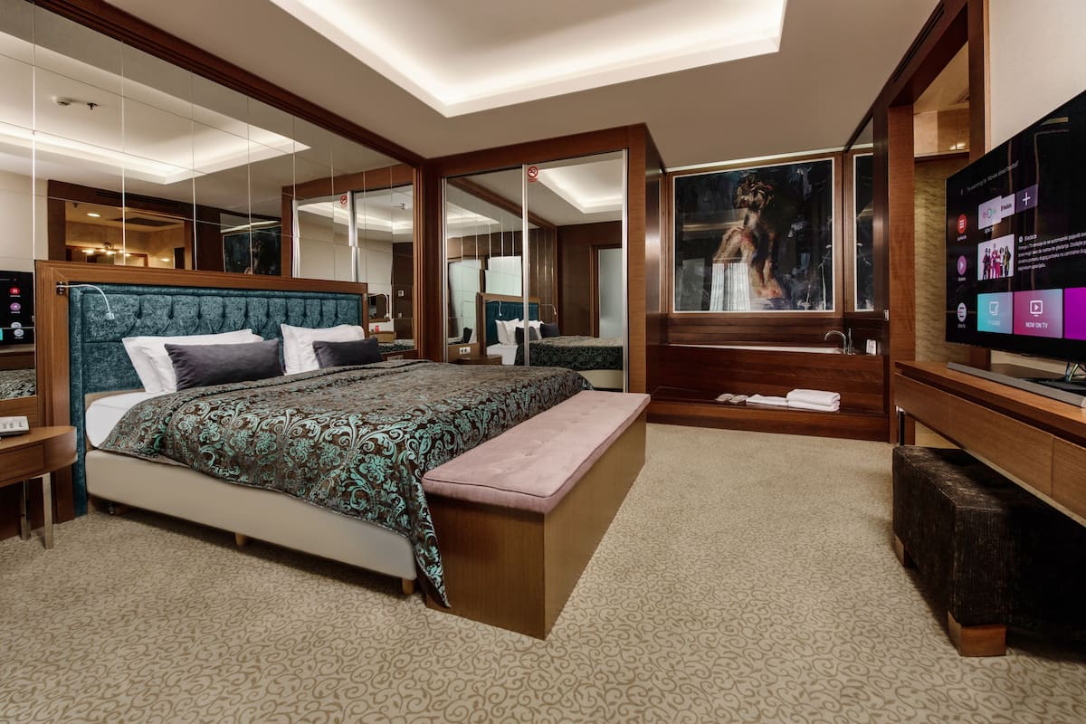 suite, 1 king bed, non smoking | minibar, in-room safe, desk, iron/ironing board