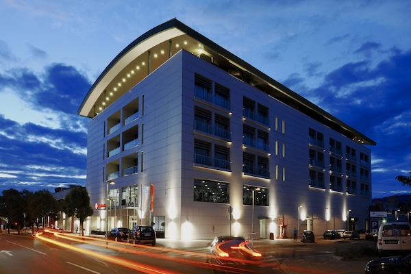 Fachada de la propiedad por la tarde o noche