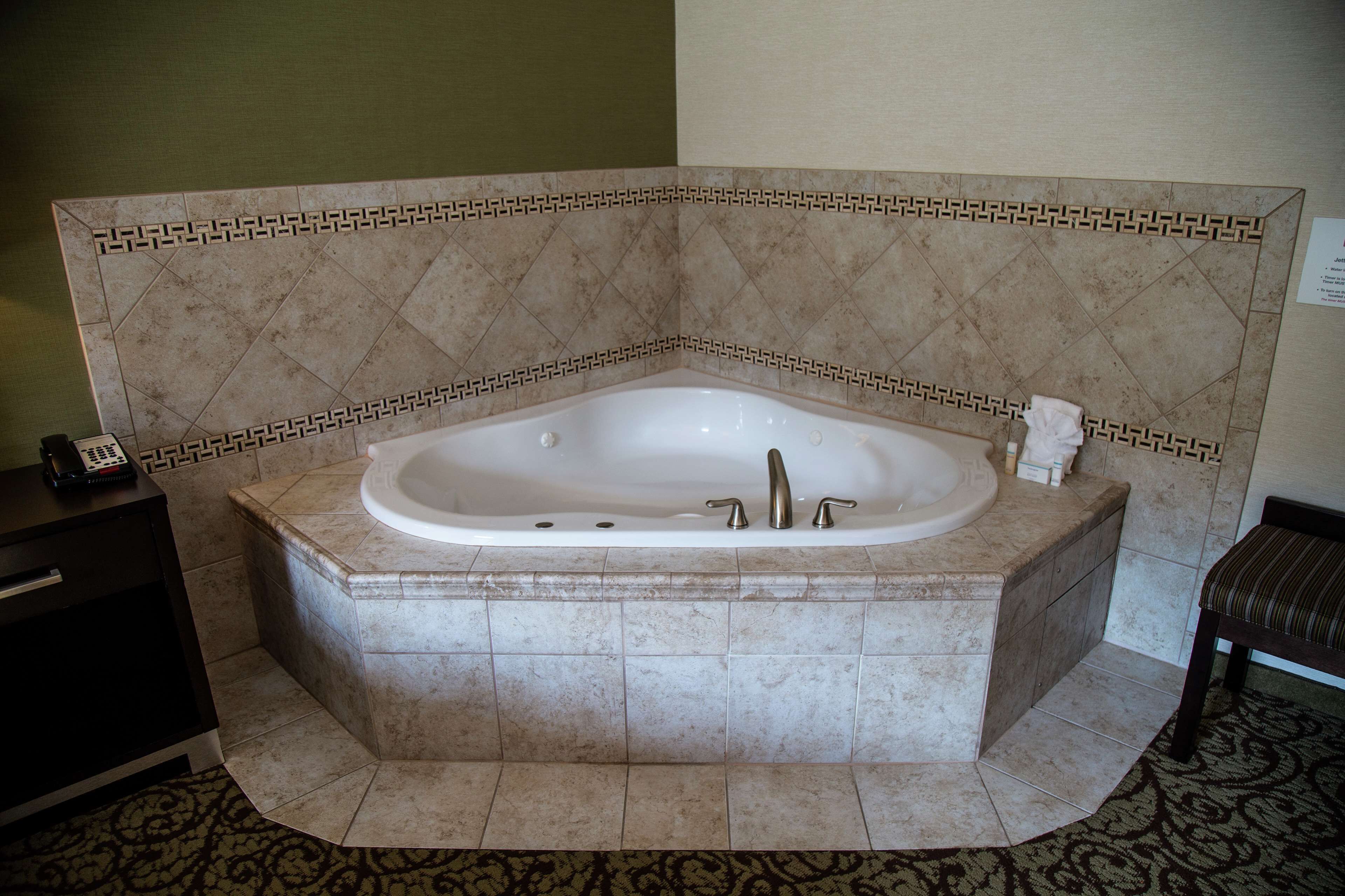 room, 1 king bed, non smoking | bathroom | free toiletries, hair dryer, bathrobes, towels