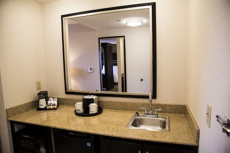Colchones con pillow-top, escritorio y cortinas blackout . Hampton Inn & Suites Sharon