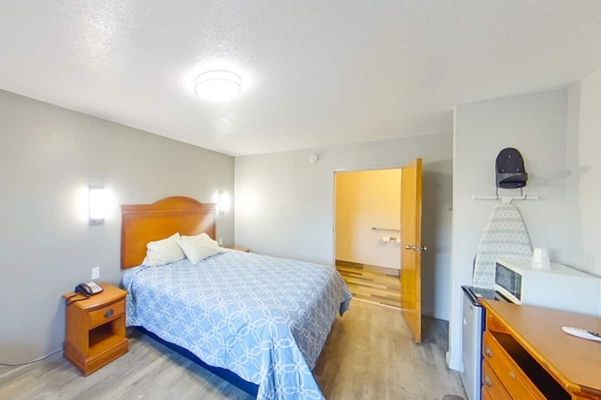 Room, 1 King Bed, Accessible, Non Smoking | Desk, iron/ironing board, free WiFi, bed sheets