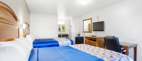 Escritorio, tabla de planchar con plancha, wifi gratis y ropa de cama