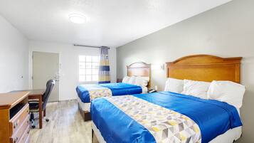 Escritorio, tabla de planchar con plancha, wifi gratis y ropa de cama