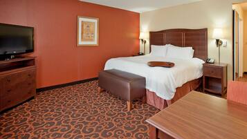 Bureau, fer et planche à repasser, lit de bébé (gratuit)