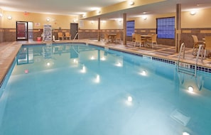 Indoor pool - Hampton Inn & Suites Dickinson (Dickinson)