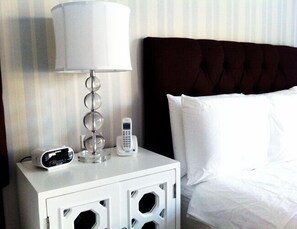 Escritorio y espacio para trabajar con laptop