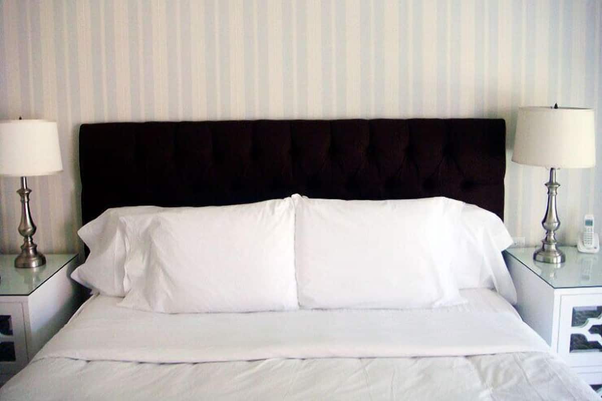 Standard Room, 1 King Bed | Desk, laptop workspace, iron/ironing board, WiFi (free)