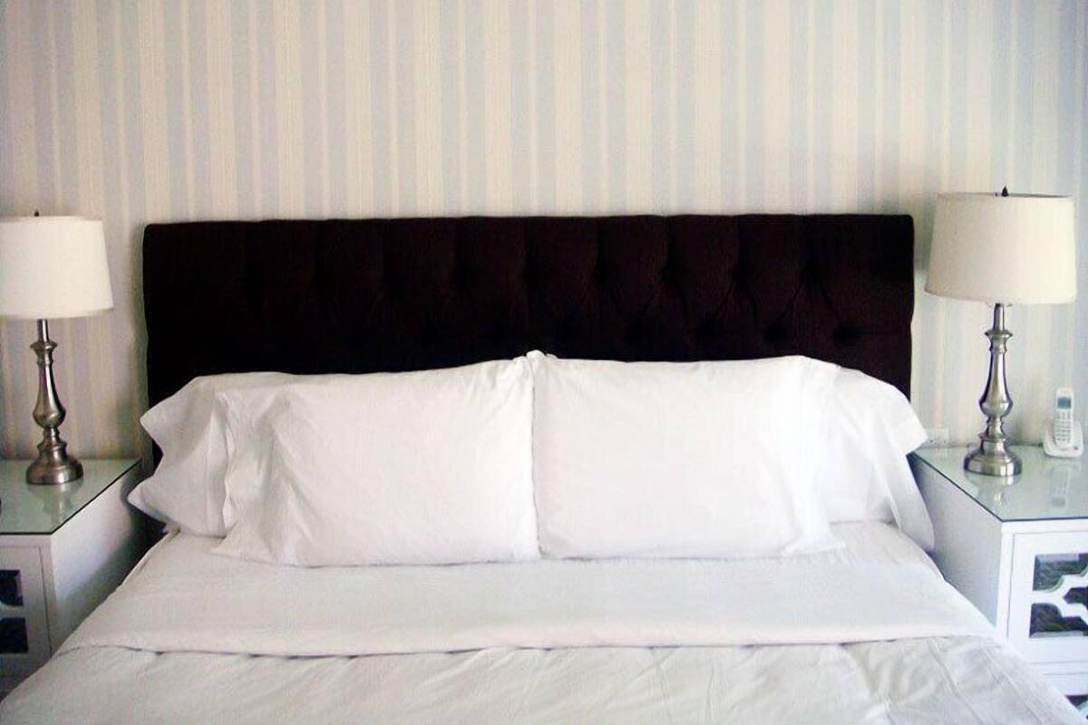 Standard Room, 1 King Bed | Desk, laptop workspace, iron/ironing board, free WiFi