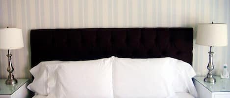 Standard Room, 1 King Bed | Desk, laptop workspace, iron/ironing board, free WiFi