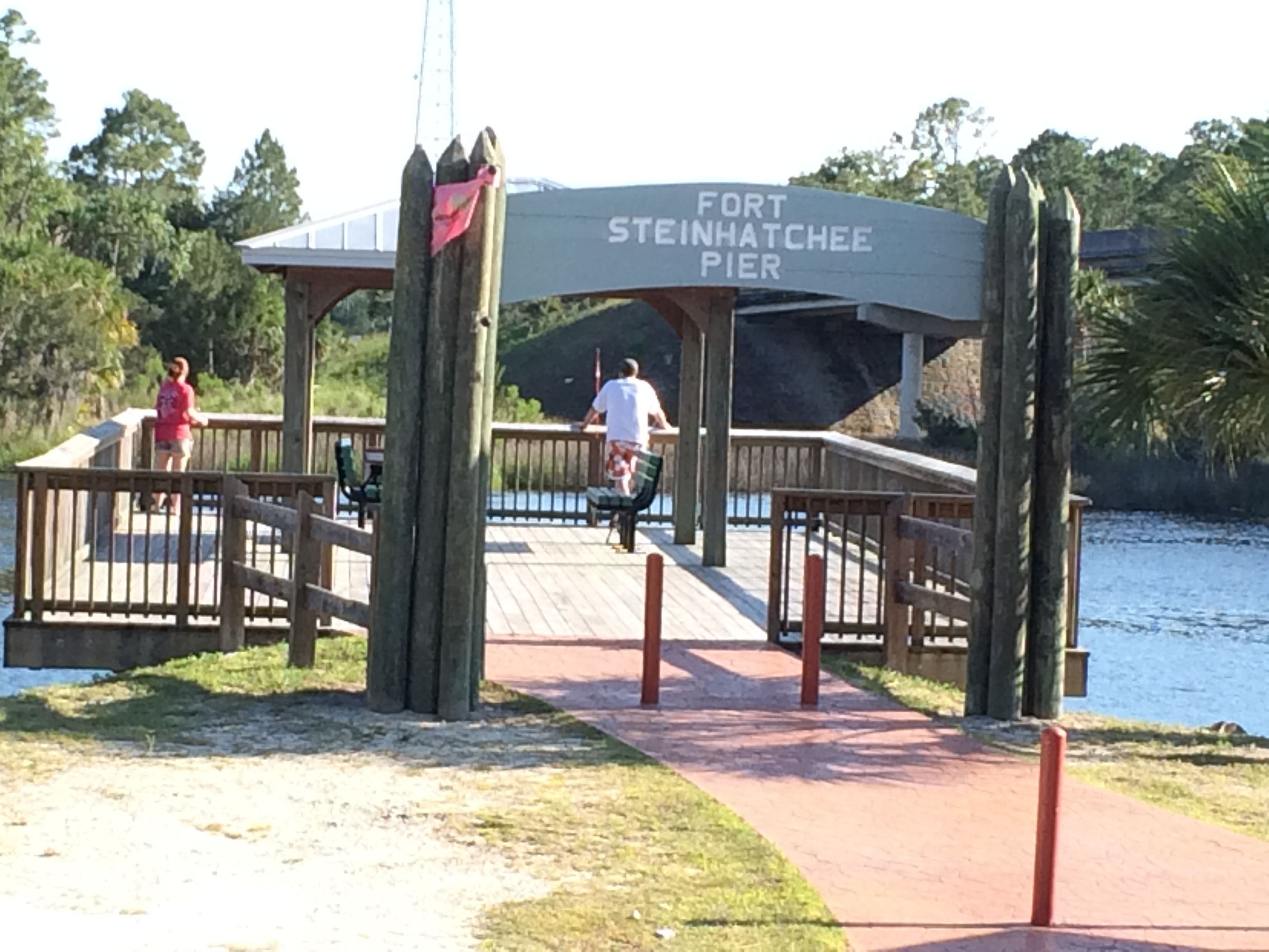 Une jetée en bois, sur laquelle est affiché un panneau indiquant « Jetée de Fort Steinhatchee », mène à un quai.