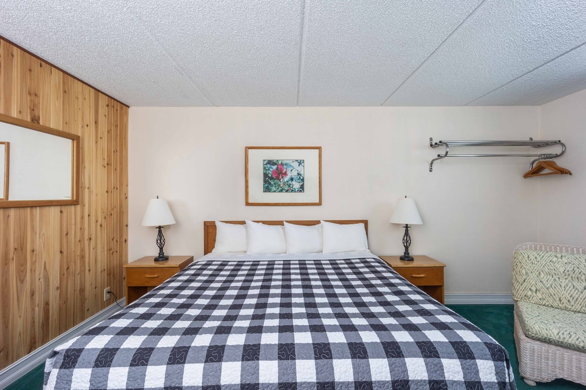 Suite, 1 King Bed | Premium bedding, individually decorated, individually furnished
