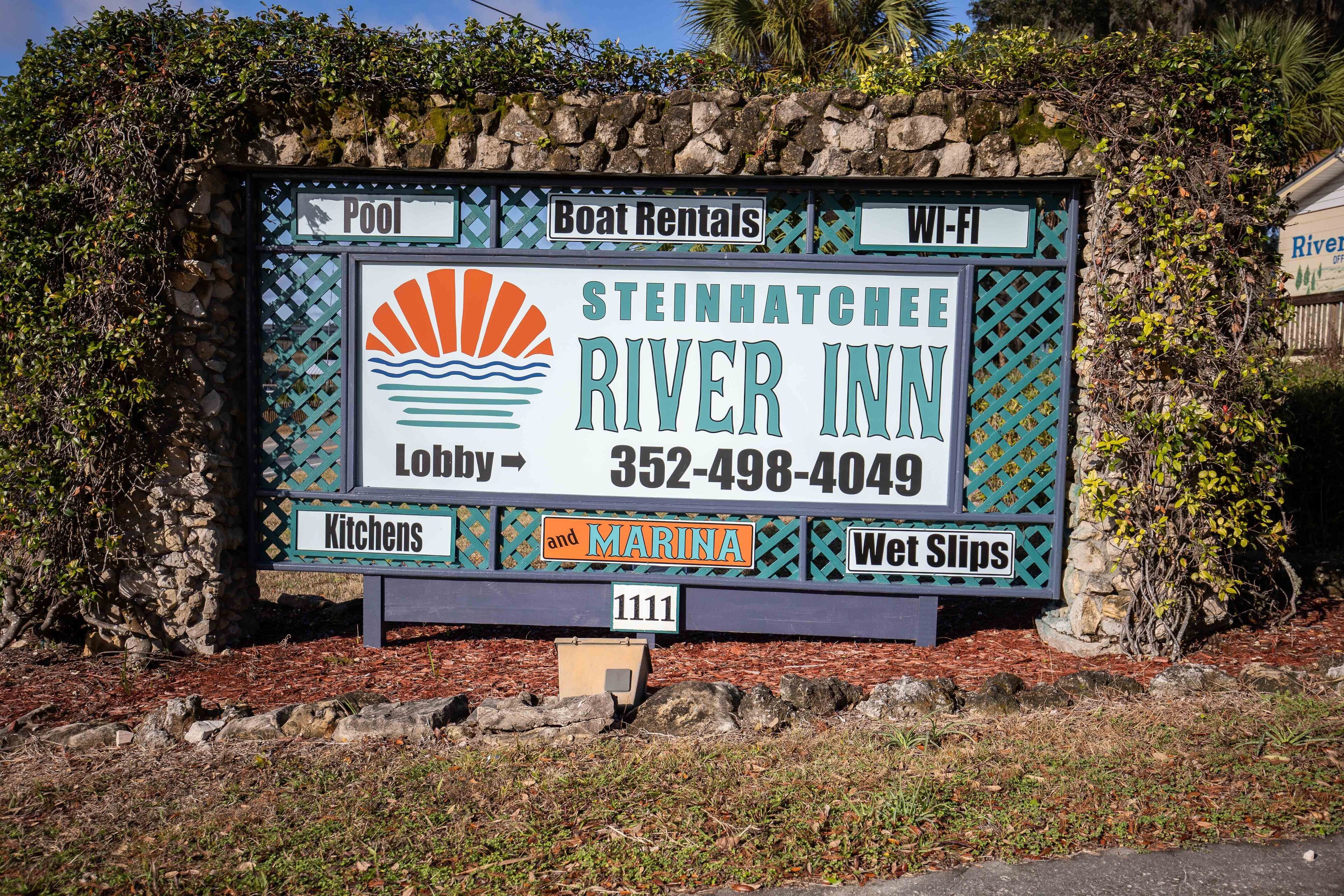 Bordje voor Steinhatchee River Inn met voorzieningen zoals zwembad, bootverhuur, Wi-Fi, kitchenette's en steigerplaatsen.