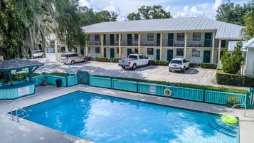 Outdoor pool, pool loungers