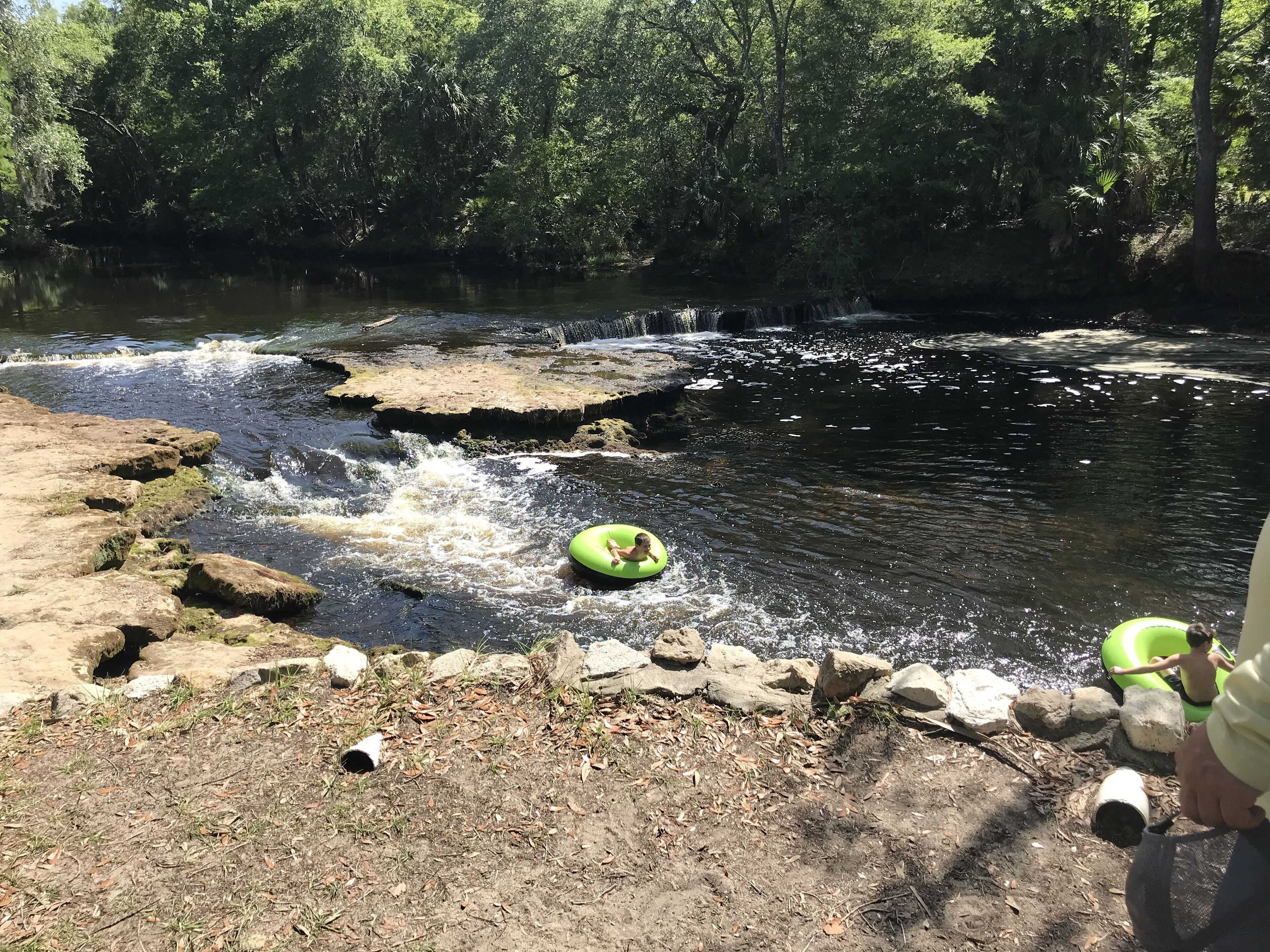 Una formación acuática natural con rocas y una pequeña cascada.