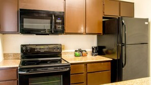 Full-size fridge, microwave, coffee/tea maker, cookware/dishes/utensils - Studio 6 San Antonio, TX - Lackland AFB (San Antonio)