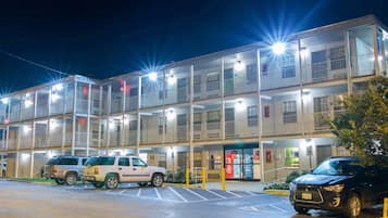 Voorkant accommodatie - avond/nacht