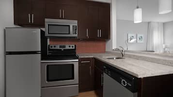 Full-size fridge, microwave, stovetop, dishwasher