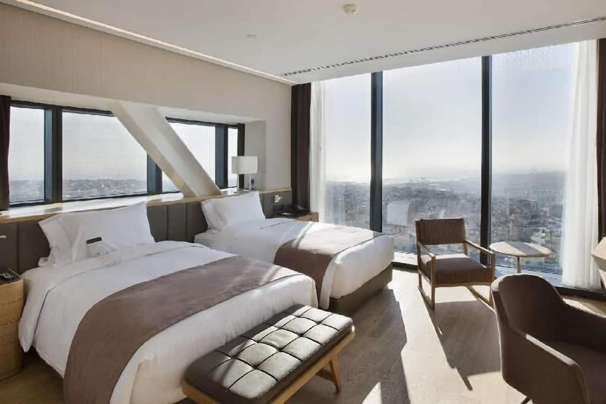 Premium bedding, down comforters, minibar, in-room safe