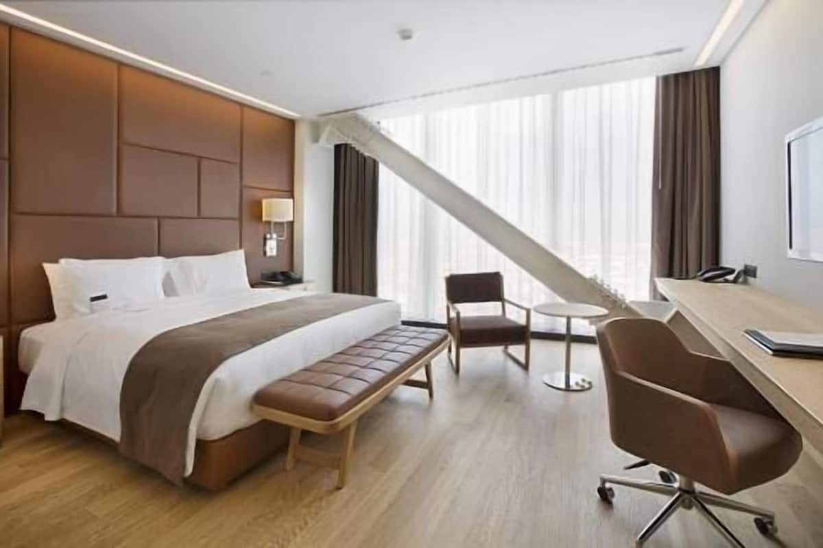 أغطية فراش متميزة وألحفة محشوة بالريش وميني بار وخزنة داخل الغرفة