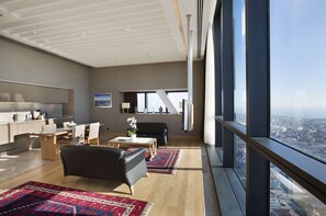 Suite, 1 kingsize-seng (Duplex with Loft) | Oppholdsområde | En 42-tommers LCD-TV med kabel-kanaler samt TV og filmkjøp
