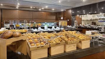 Frühstück, Mittagessen, Abendessen und Brunch werden serviert