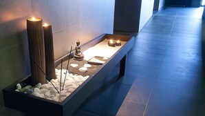 A minimalist indoor water feature with candles and a Buddha statue. - La Sinagoga Hotel Spa (Hervas)