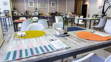 Petit déjeuner buffet (8 EUR par personne)