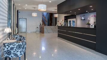 Coin salon dans le hall