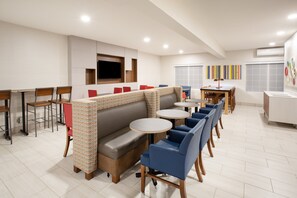 Dining - Holiday Inn Express & Suites Lincoln City by IHG (Lincoln City)