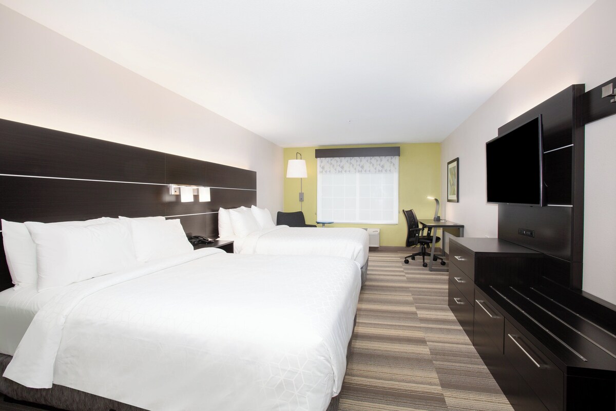 Premium bedding, pillowtop beds, in-room safe, blackout drapes