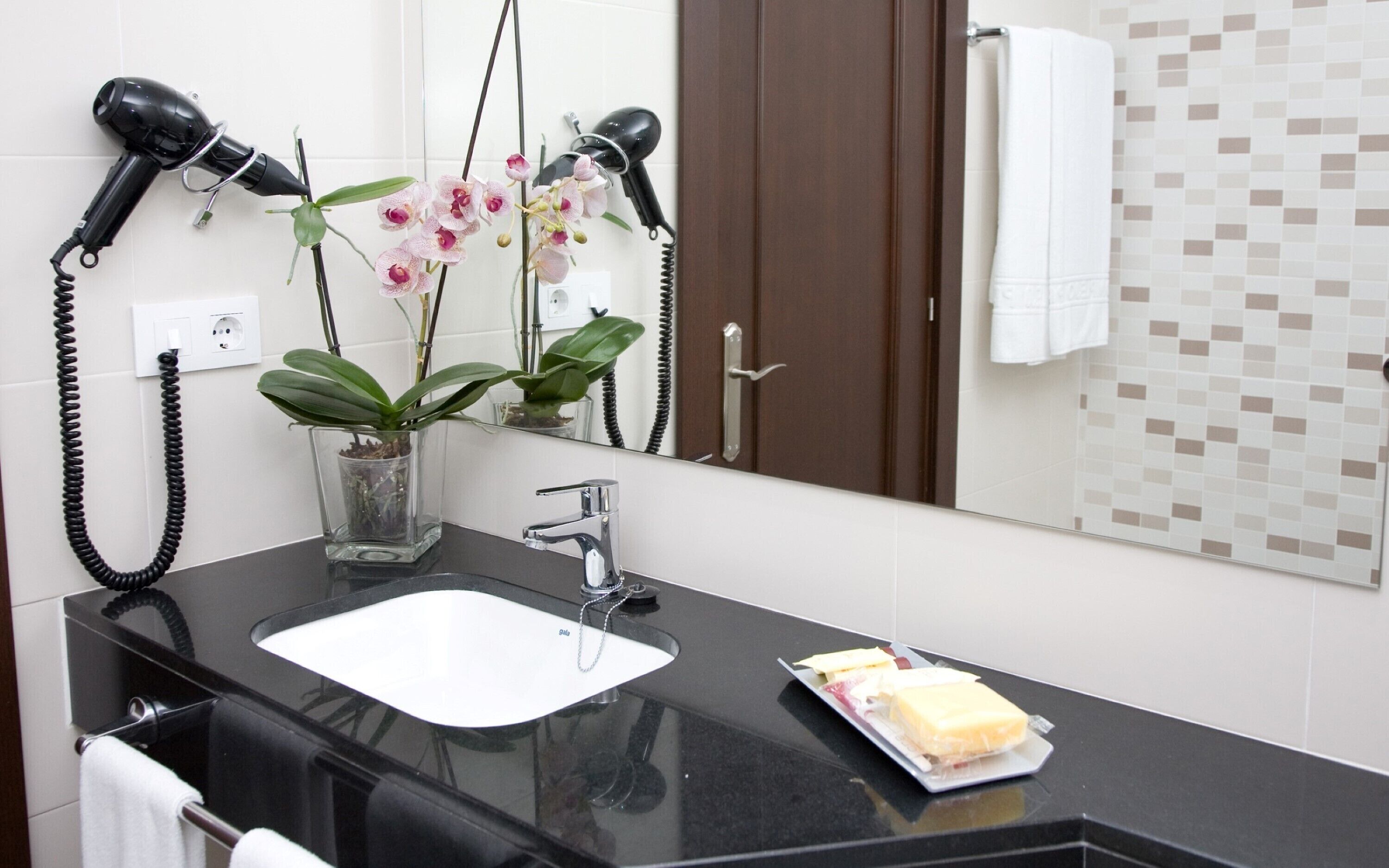 free toiletries, towels