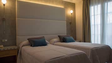 Escritorio, cortinas opacas, wifi gratis y ropa de cama