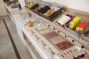 Café da manhã completo grátis todos os dias