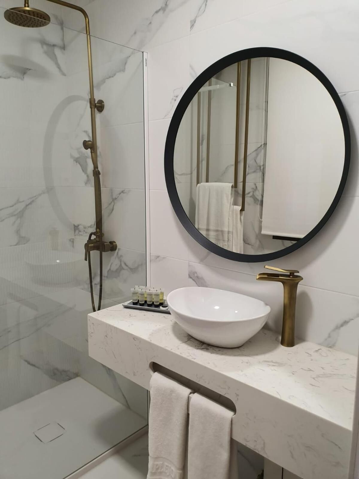 free toiletries, towels