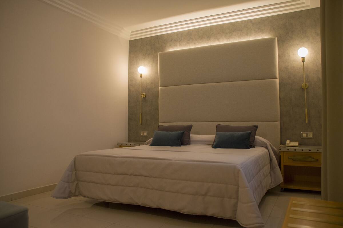 Habitación doble estándar | Escritorio, cortinas blackout, wifi gratis y ropa de cama