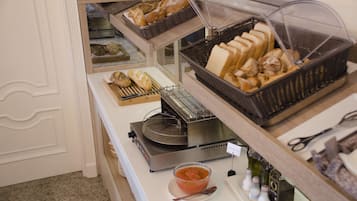 Desayuno completo gratuito y diario