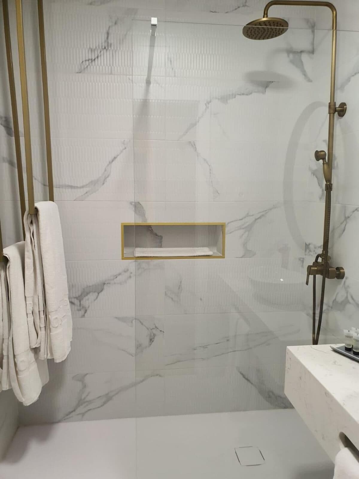 free toiletries, towels