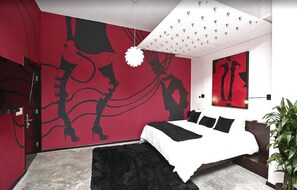 Love Ouch by Gladys Turner | Premium bedding, down duvets, minibar, in-room safe - Tantalo Hotel (Panama City)