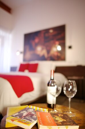Nocturne by Stuart Hooper | Peralatan tempat tidur premium, gebar bulu kapas, bar mini 