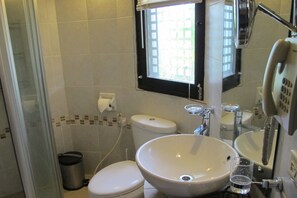 Shower, pengering rambut, jubah mandi, dan handuk