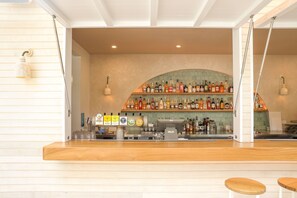 Poolside bar - Wake Up! Byron Bay - Hostel (Byron Bay)