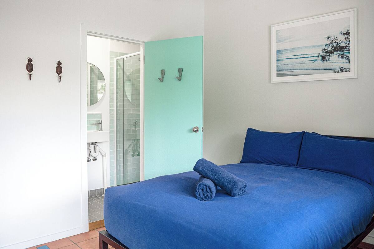 Standard Double Room with Ensuite | Blackout drapes, bed sheets