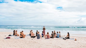 Una playa cerca, sombrillas, toallas de playa, surf
